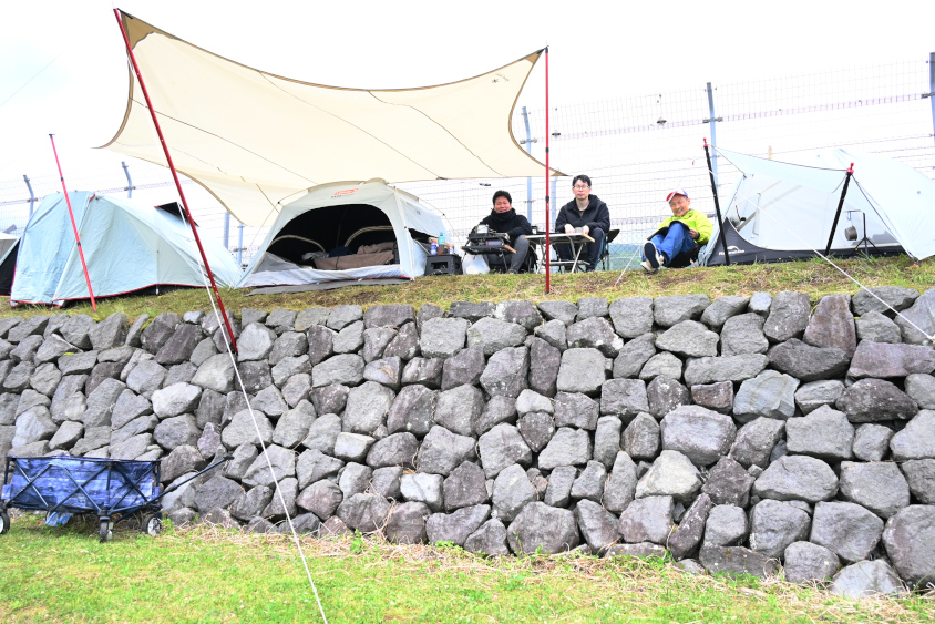 ㉛GRスープラコーナーの内側にあるこの石垣の上のエリアは人気