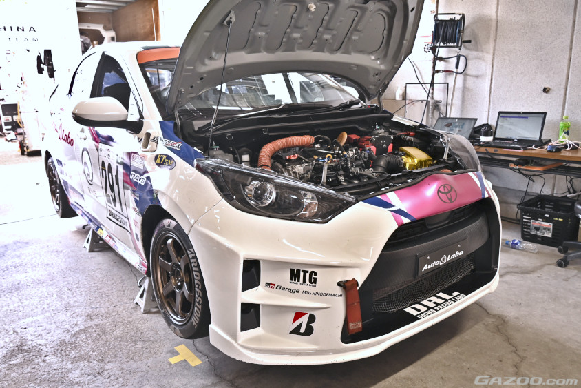 ピット内でボンネットの空いたAutoLabo Racing 素ヤリス