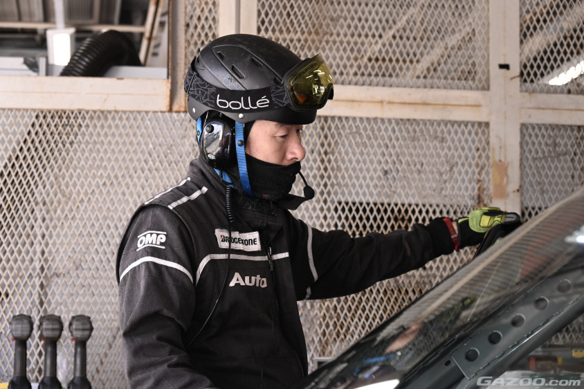 メカニック姿の國松宏二チーム代表