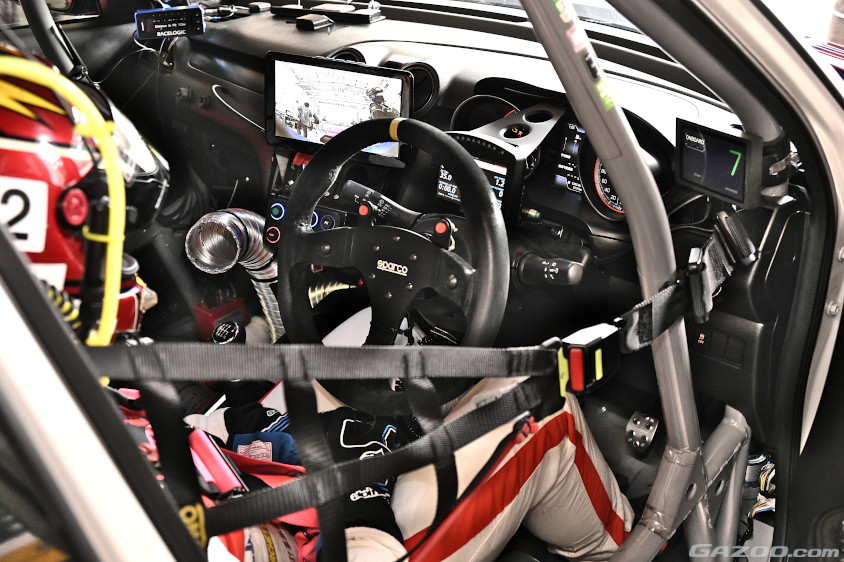AutoLabo Racingのスイフトスポーツの運転席