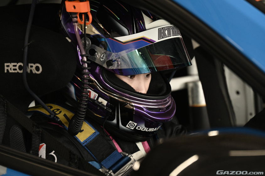 ヘルメット越しに真剣な眼差しを見せる富下李央菜選手