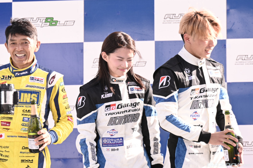 表彰台の上で笑顔を見せる富下李央菜選手