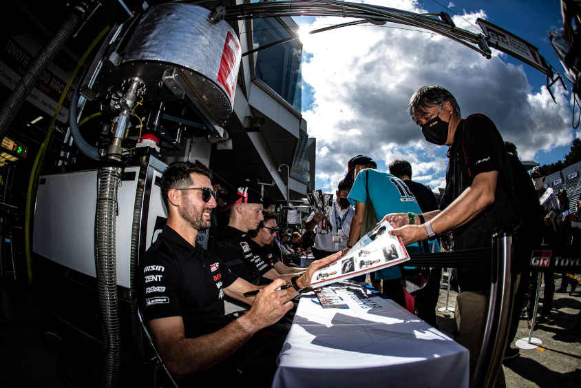 TOYOTA GAZOO Racingの7号車GR010 HYBRIDのファンサービス