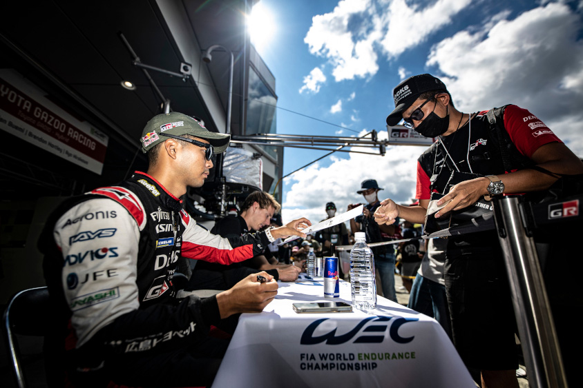 ピットウォークでドライバーからサインをもらう様子 (c)TOYOTA GAZOO Racing