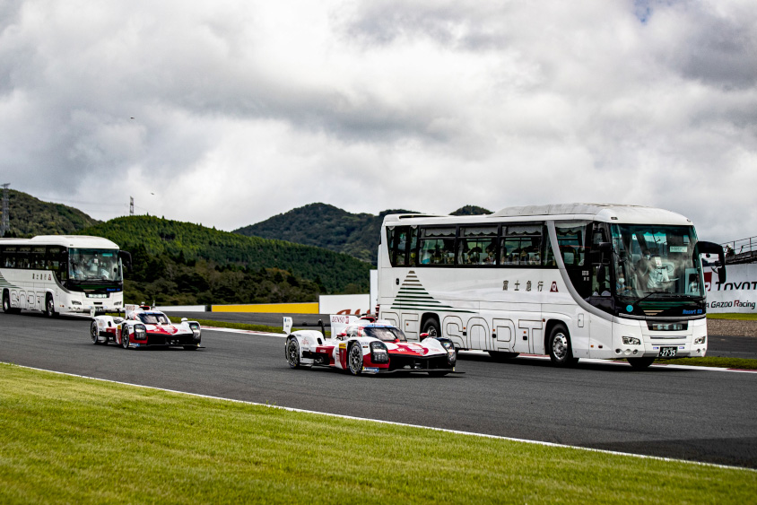 バスの中の横をWEC車両が駆け抜けるサーキットサファリ (c)TOYOTA GAZOO Racing