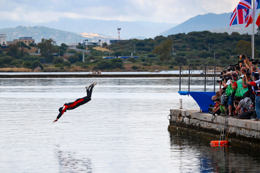 WRCサルディニアでは、優勝ドライバーが海に飛び込むのが恒例