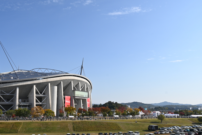 平日の木曜から豊田スタジアムには多くのファンの姿が（フォーラムエイト・ラリージャパン2022）