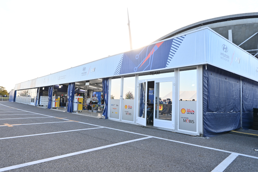 ヒョンデ・シェル・モビスWRTのサービス（フォーラムエイト・ラリージャパン2022）