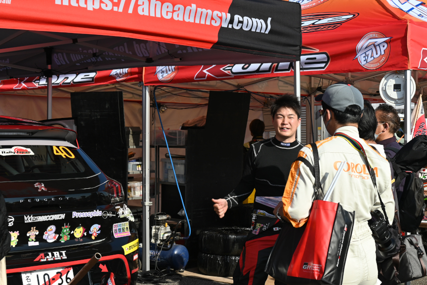 ファンとのコミュニケーションを楽しむ新井大輝選手（フォーラムエイト・ラリージャパン2022）