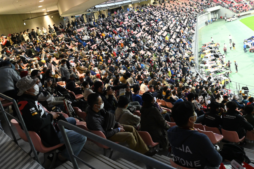 セレモニアルスタートをたくさんのファンが見守る（フォーラムエイト・ラリージャパン2022）