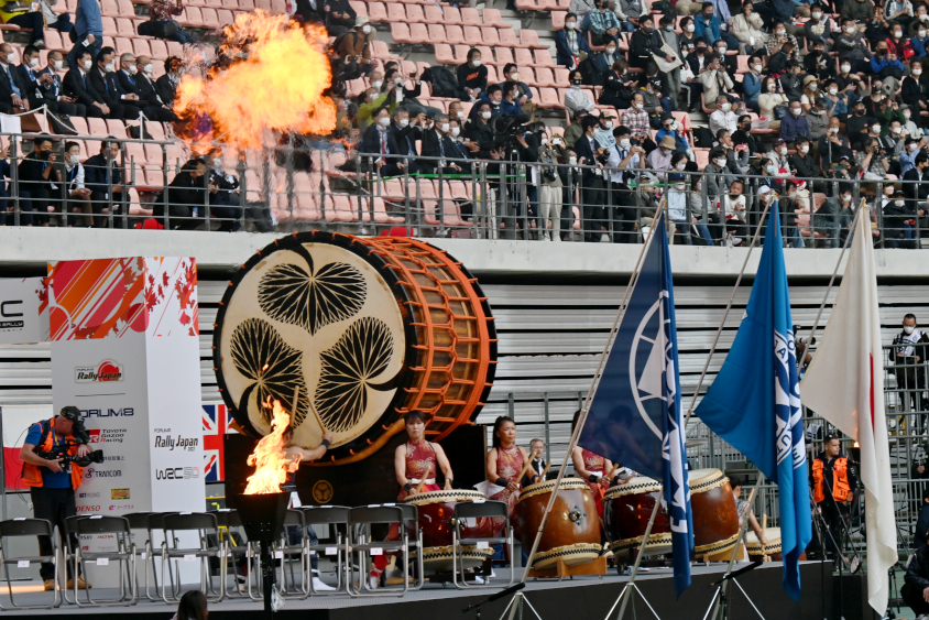 オープニングイベントで猛々しい日本太鼓が披露された（フォーラムエイト・ラリージャパン2022）