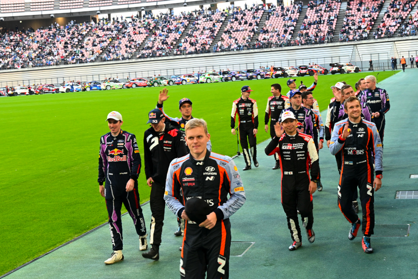 セレモニアルゲートに向かう最高峰クラスのドライバー（フォーラムエイト・ラリージャパン2022）