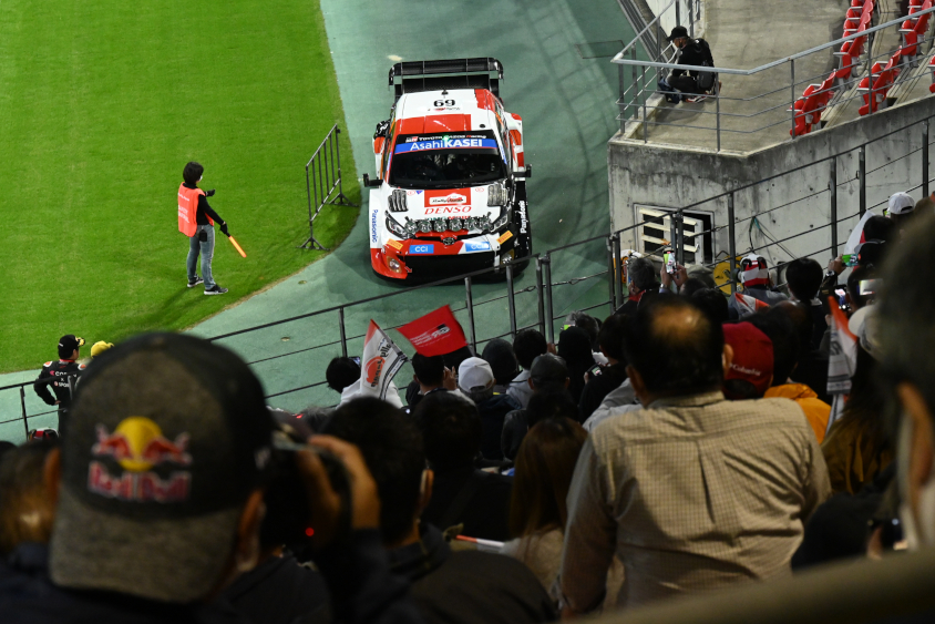 セレモニアルスタ―トで会場を後にするラリーカー（フォーラムエイト・ラリージャパン2022）