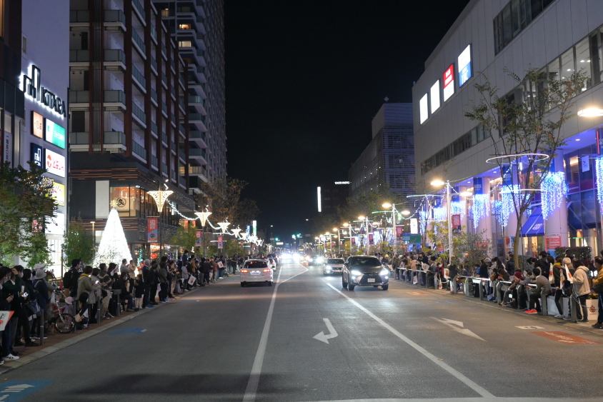 豊田市駅前の通りの左右に並ぶファン（フォーラムエイト・ラリージャパン2022）