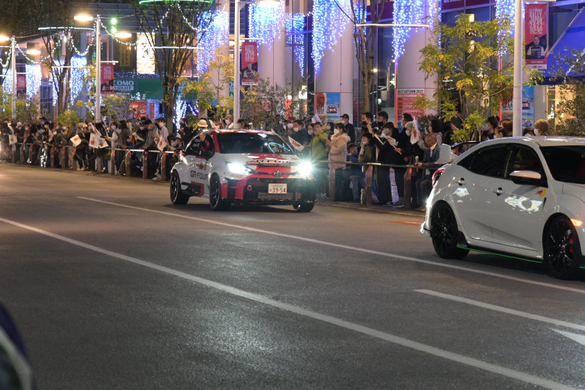 ゼロカーを見送るファン（フォーラムエイト・ラリージャパン2022）