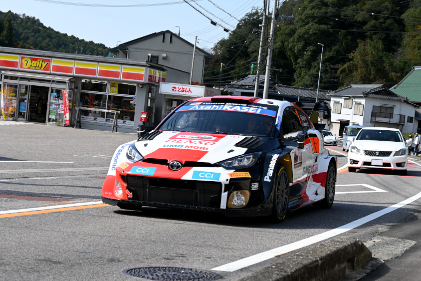 Wrc22 リエゾン でのラリー観戦のススメ 超超間近でwrcカーを見たり応援できる トヨタ自動車のクルマ情報サイト Gazoo Wrc22 リエゾン でのラリー観戦のススメ 超超間近でwrcカーを見たり応援できる トヨタ自動車のクルマ情報サイト Gazoo