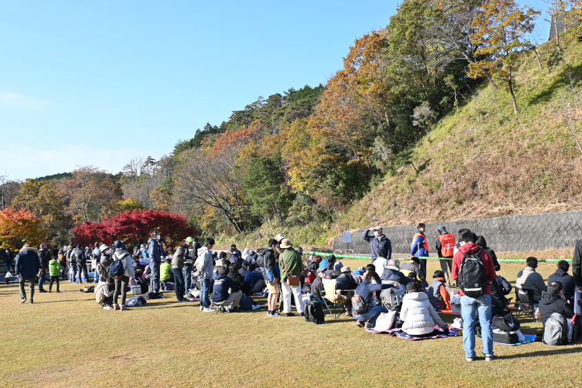 ラリージャパン 新城SSの観覧エリア1でくつろぐファン