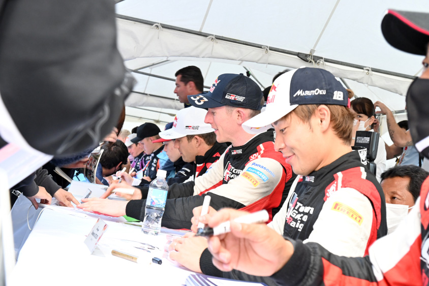 ドライバーのサイン会の様子