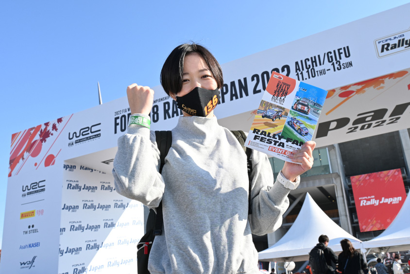 ラリージャパンのゲートと大倉瞳さん