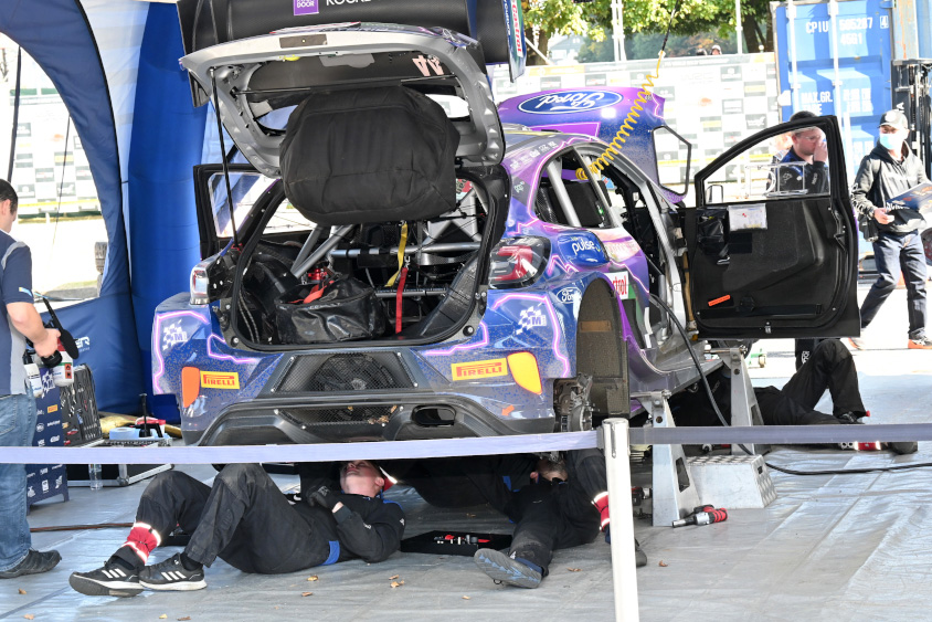 Mスポーツ・フォードWRTのサービスの様子