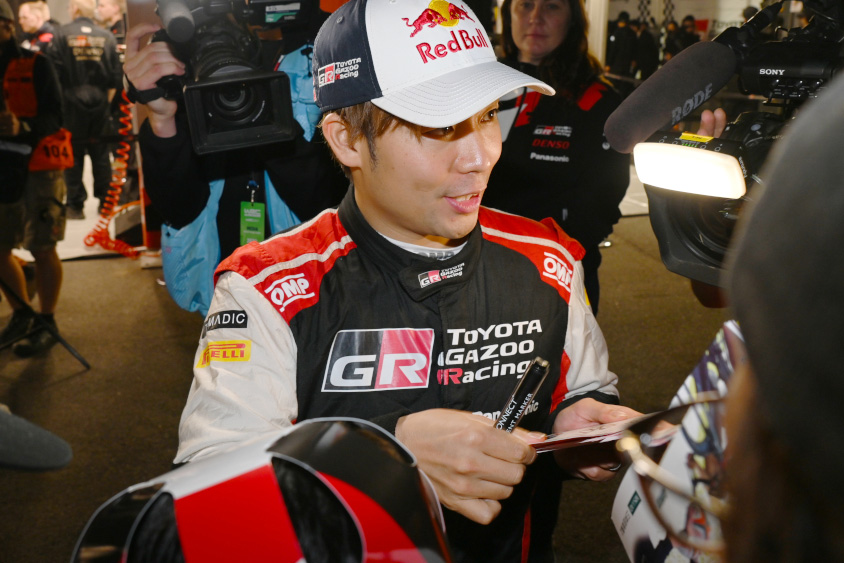 サインエリアに登場してくれた勝田貴元選手