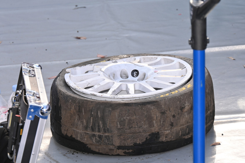 クラッシュして破損したホイール