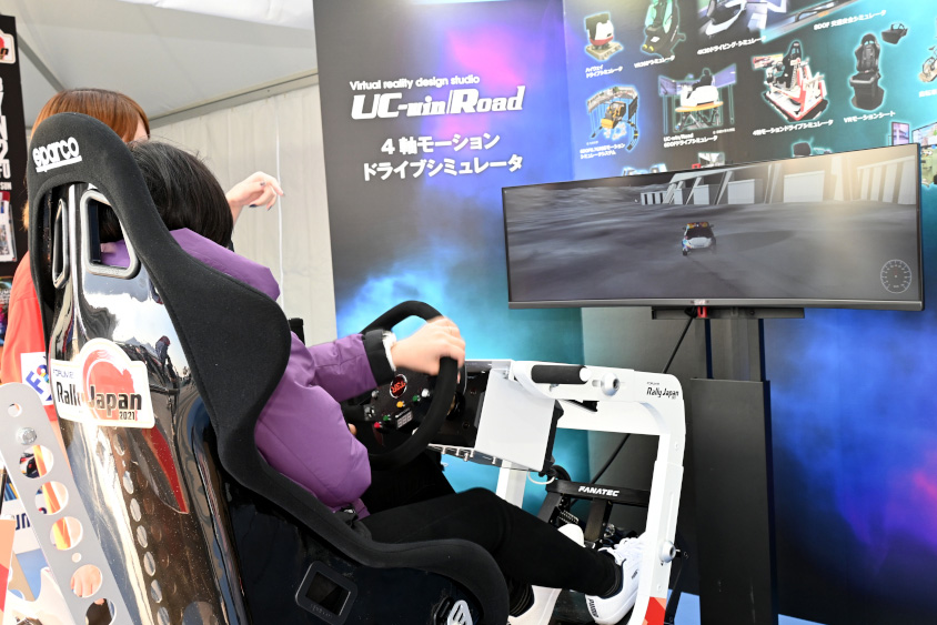 フォーラムエイトブース　4軸モーションドライブシミュレータ