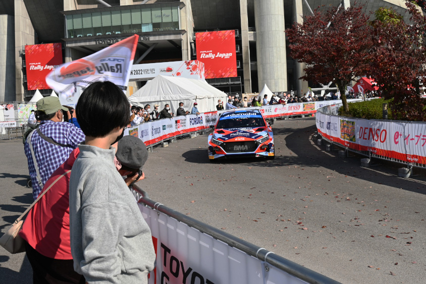 昼のサービスを終えたマシンをお見送り