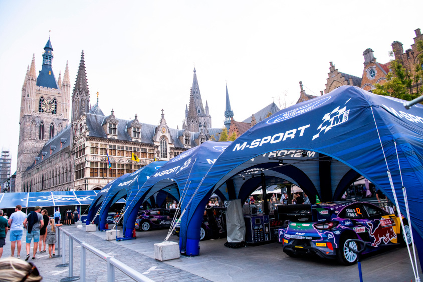 サービスパークのM-Sport Ford World Rally Team（フォード）のピット