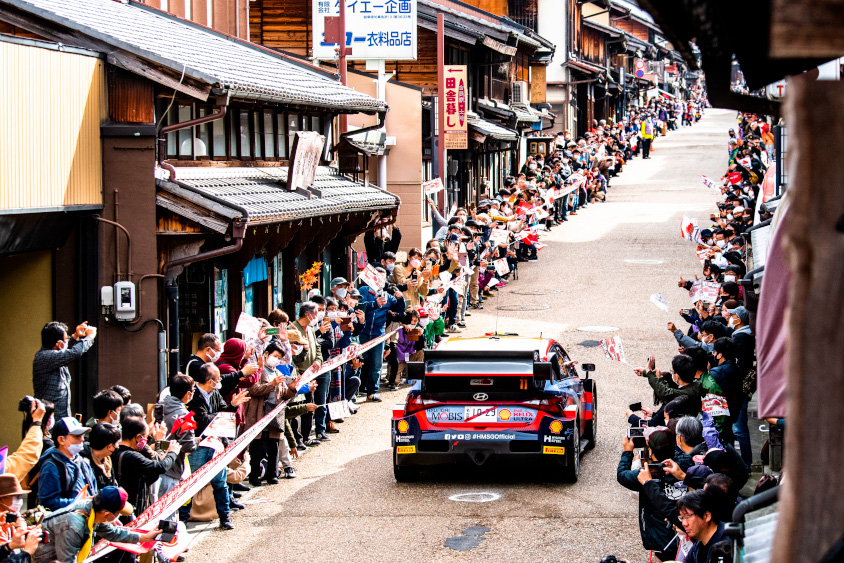 道の両側に観客がぎっしりなリエゾン