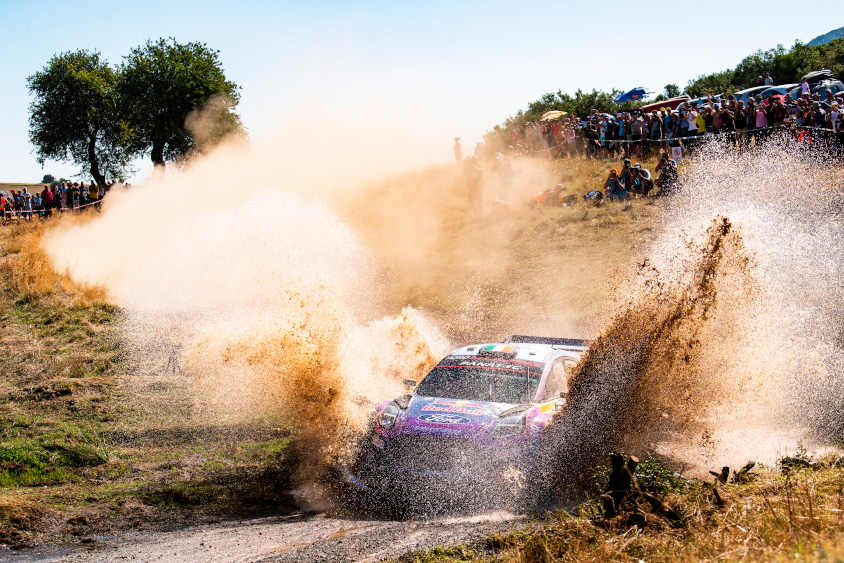 派手にウォータースプラッシュを上げるWRC参戦車両