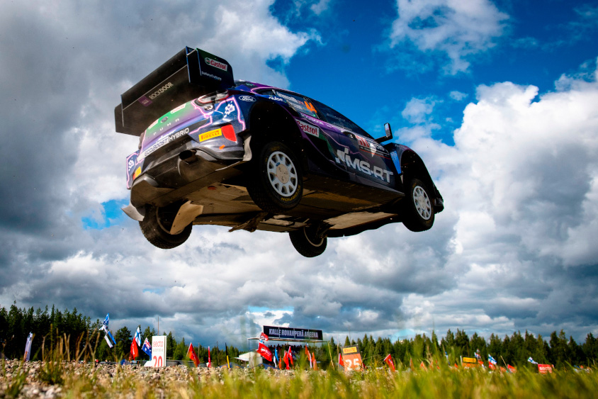 ラリー名物のジャンプを決めるWRC参戦マシン