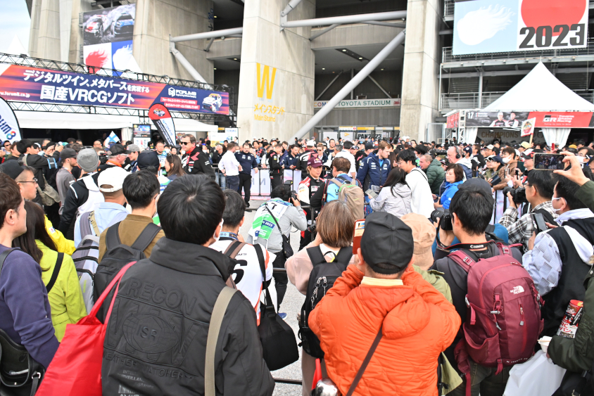 メディアペンでの勝田貴元選手のインタビューに集まるファン
