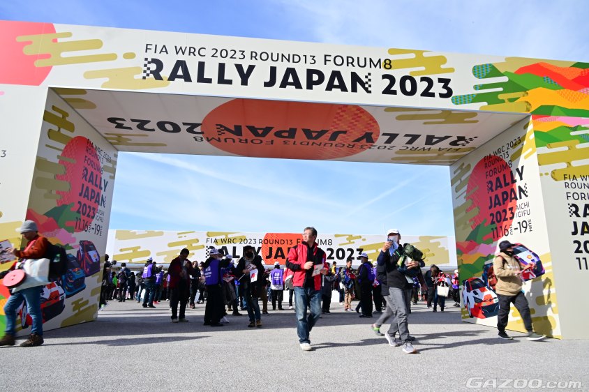 ラリージャパン　豊田スタジアム開場し一番乗りで入場してきたお客様たち