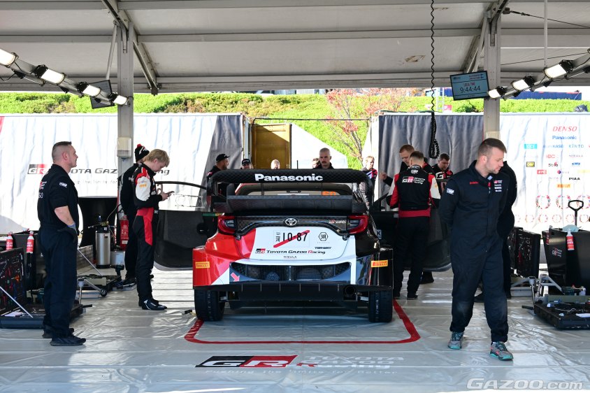 ラリージャパン　サービスパークでシェイクダウンに向かう直前の69号車ロパンペラ選手のマシン