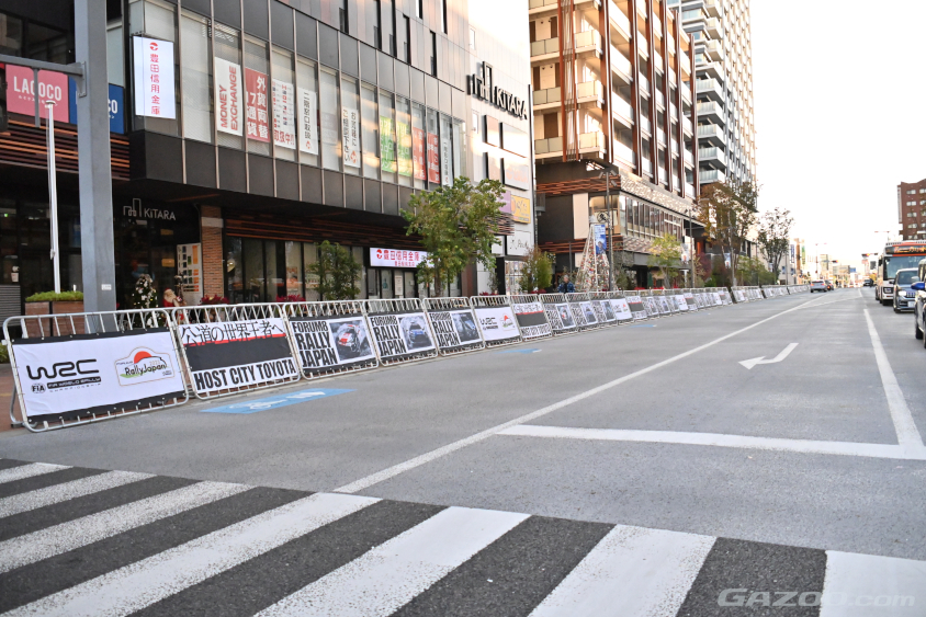 豊田市駅前の通りもご覧のようにラリージャパン一色（ラリージャパン2023）