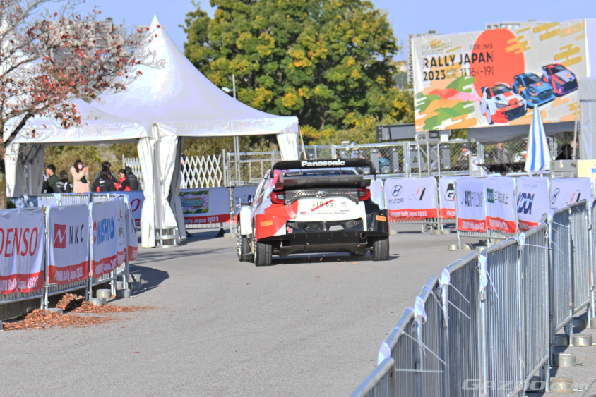 シェイクダウンに向かうTOYOTA GR Yaris Rally1 HYBRID（ラリージャパン2023）