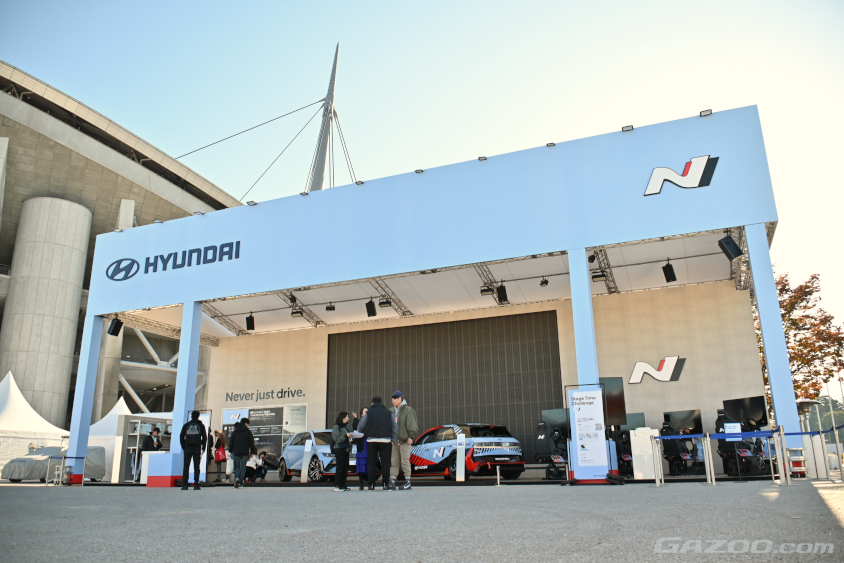 エントランス横にはヒョンデが大きなブースを構える（ラリージャパン2023）