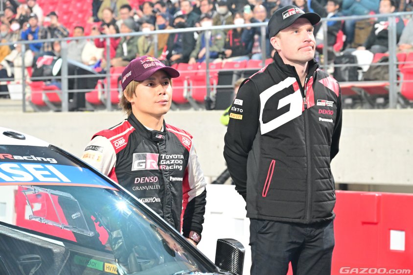 ラリージャパンのオープニングセレモニー中の勝田貴元選手とヤリ-マティ・ラトバラチーム代表