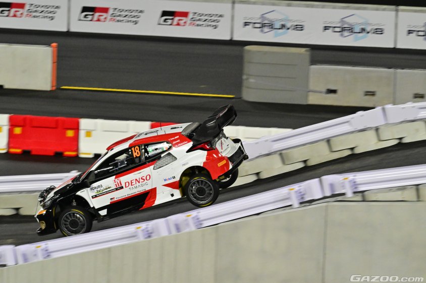 ラリージャパン　SS1立体交差で18号車TGR-WRT勝田貴元選手の豪快なジャンプ