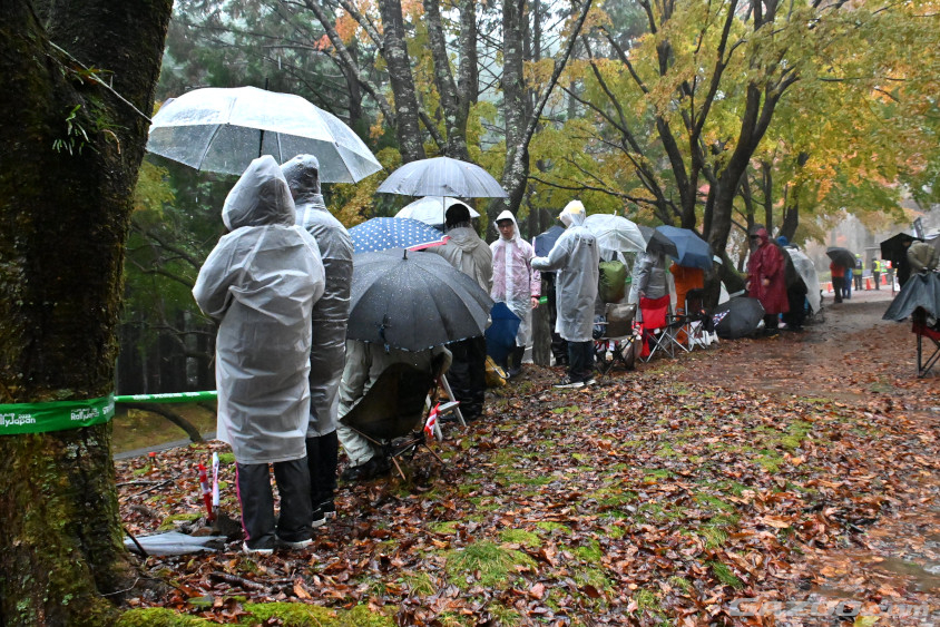 設楽町SSで雨の中走行を待つファンの熱量には頭が下がります（ラリージャパン2023）