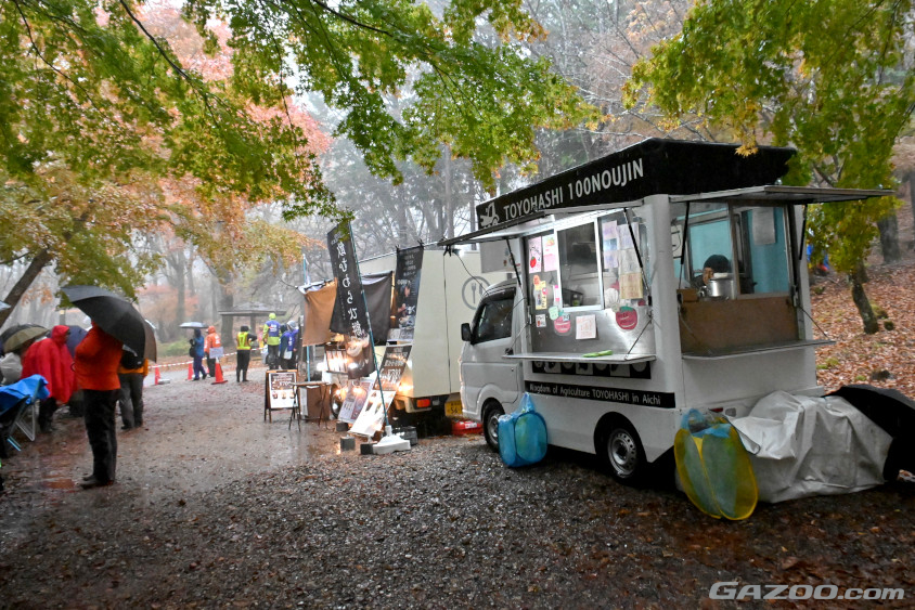 設楽町SSにはいくつか出店も出ていました（ラリージャパン2023）