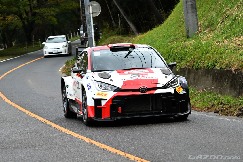 リエゾンを走行する勝田範彦選手（ラリージャパン2023）