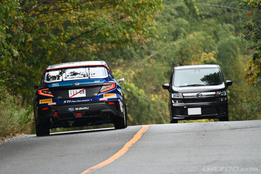 リエゾンで一般車とすれ違う新井敏弘選手（ラリージャパン2023）