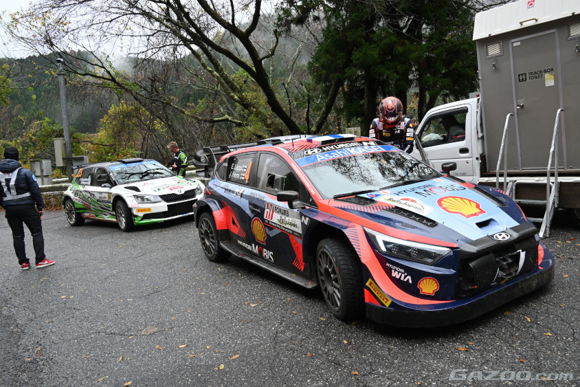 次のSSの前に時間調整のために道端のスペースに停車するラリーカー（ラリージャパン2023）