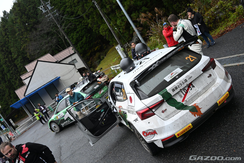 ラリー2車両が次のSSを前に時間調整している様子。この前には勝田貴元選手をはじめ、ラリー1のドライバーもこのエリアで待機していました（ラリージャパン2023）