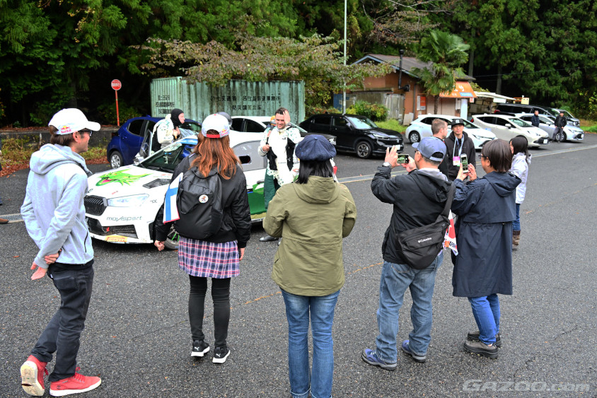 次のSSを前に待機するラリー2マシンを囲むファン（ラリージャパン2023）