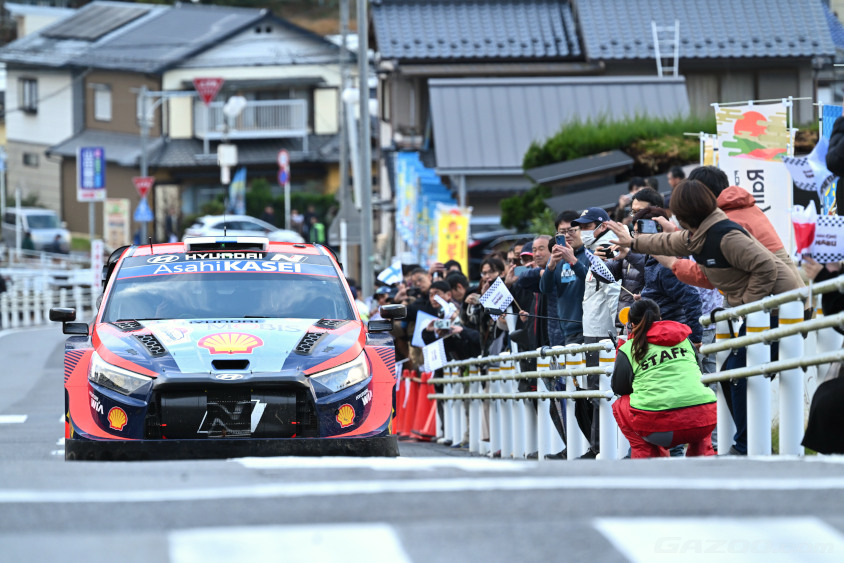 リエゾンでファンからの声援を受けるHYUNDAI SHELL MOBIS WORLD RALLY TEAMのマシン（ラリージャパン2023）