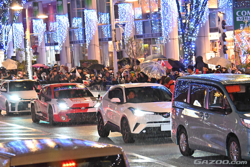豊田市駅前の通りもリエゾン区間になり、多くのファンが声援を送ります（ラリージャパン2023）