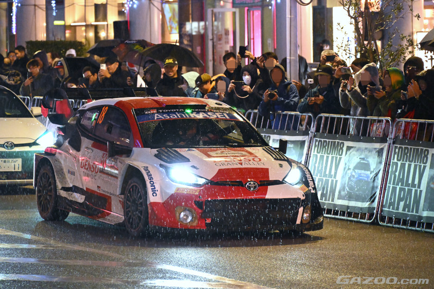 突然の雨にもファンはお構いなし！勝田貴元選手に声援を送ります（ラリージャパン2023）